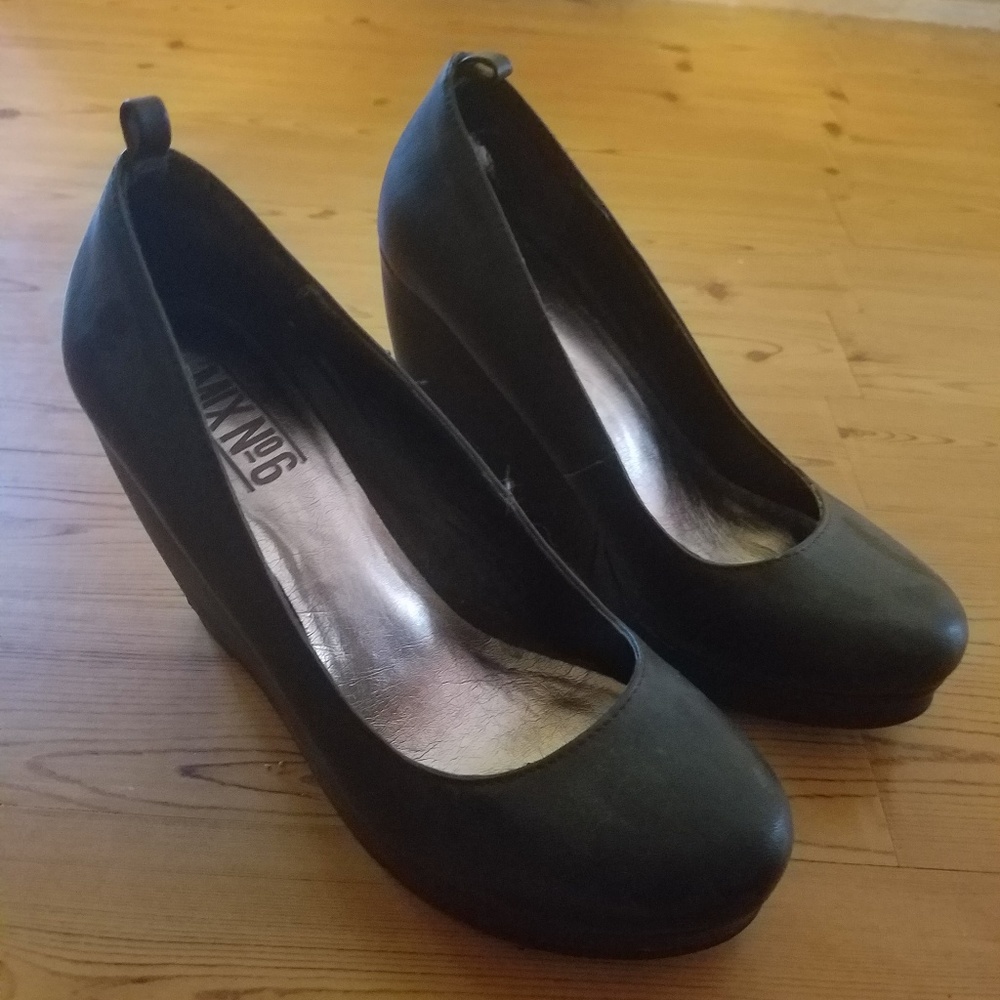 Black wedges